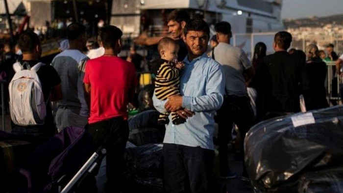 اليونان تنقل 800 طالب لجوء من...