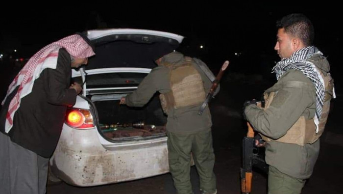 "قسد" تعتقل عائلة على حاجز الك...