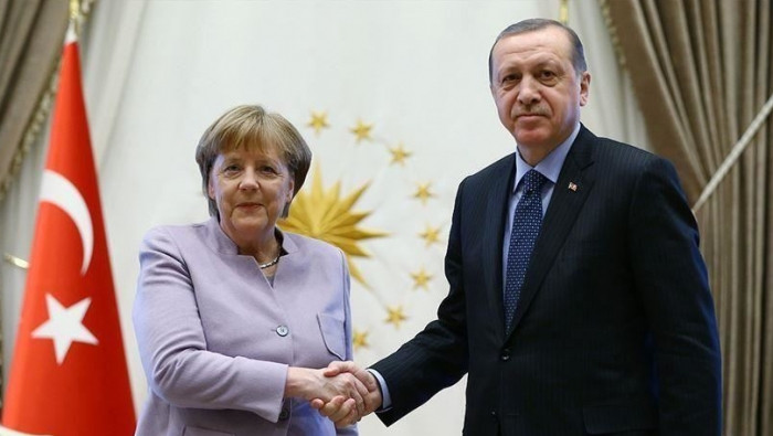 أردوغان يبحث مع ميركل هاتفياً...