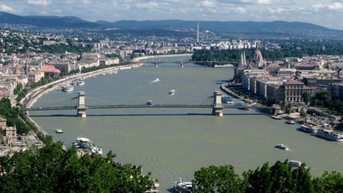 امرأة ألمانية تقفز في نهر الدا...