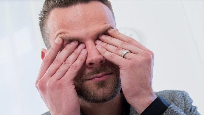 ما أسباب رعشة العين وكيف تواجه...