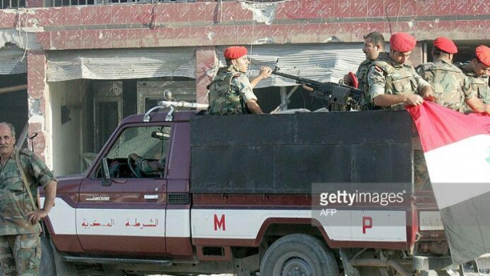 قوات النظام تعتقل رجلين وامرأة...