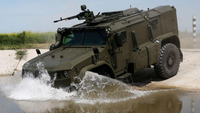 روسيا تعزز "حميميم" بعربات مدر...