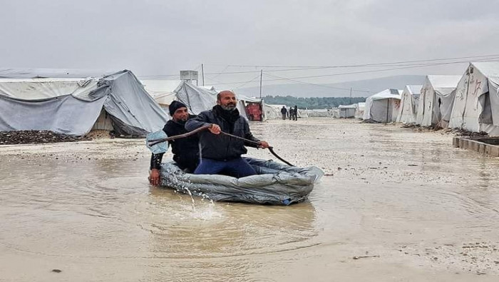 صورة ساخرة تلخص حالة مخيمات ال...