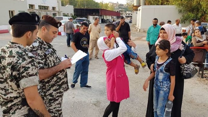 صحيفة: لبنان رحل لاجئين منهم م...
