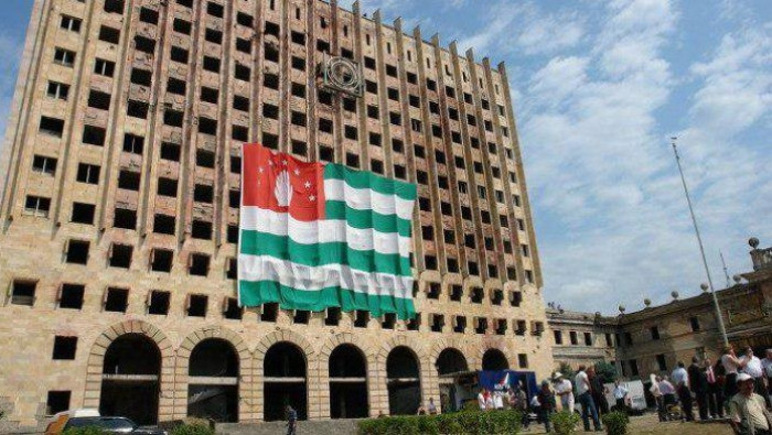 "بيت تجاري" جديد يجمع الأسد مع...