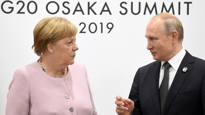 بوتين وميركل يبحثان هاتفيا تطو...