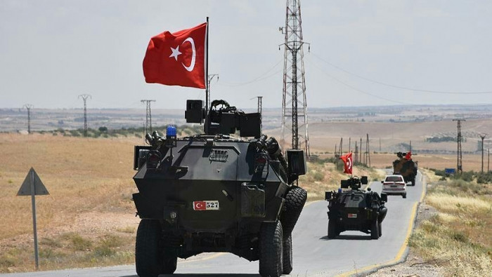 القوات التركية تسير الدورية ال...