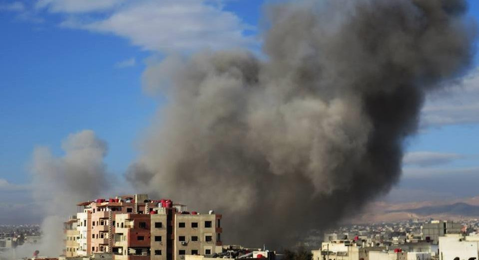 شهيد وجرحى بقصف جوي على ريف حم...