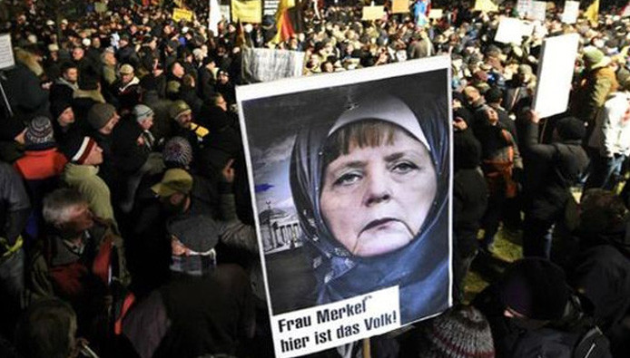 حركة (بيغيدا) العنصرية تحتج عل...