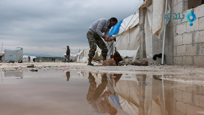 العواصف تعمق معاناة النازحين ف...