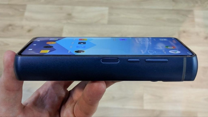 شركة فرنسية تطرح هاتفا ذكيا في...