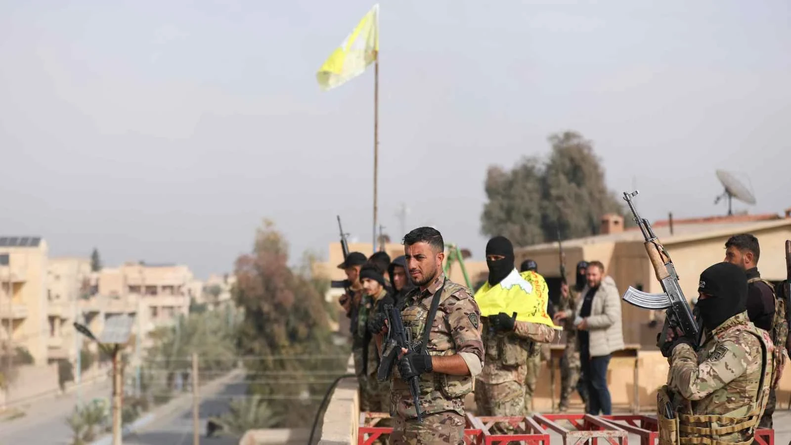 قتيل وجرحى بقصف متبادل بين الج...