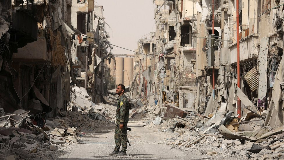 "الجدران المتداعية" تقتل عائلة...