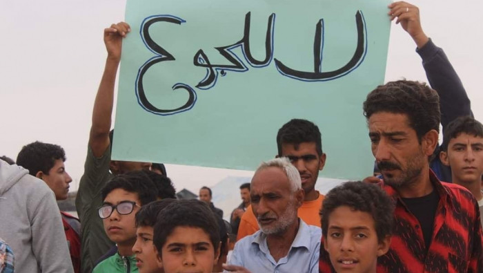 النازحون في مخيم "المبروكة" في...