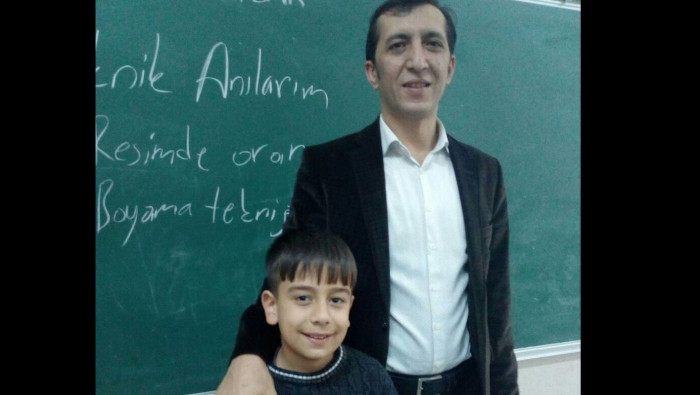 مدرس تركي يكتب قصيدة لطالبه ال...