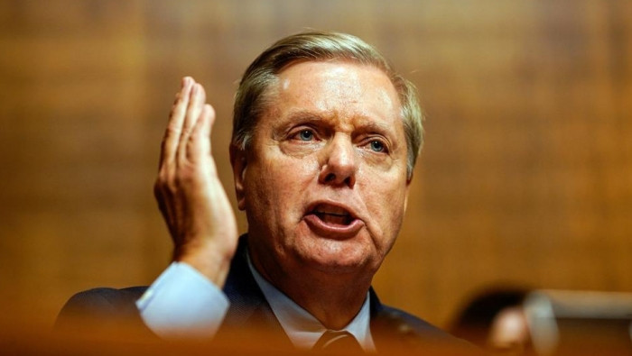 "سيناتور" أمريكي يطالب ترامب ب...