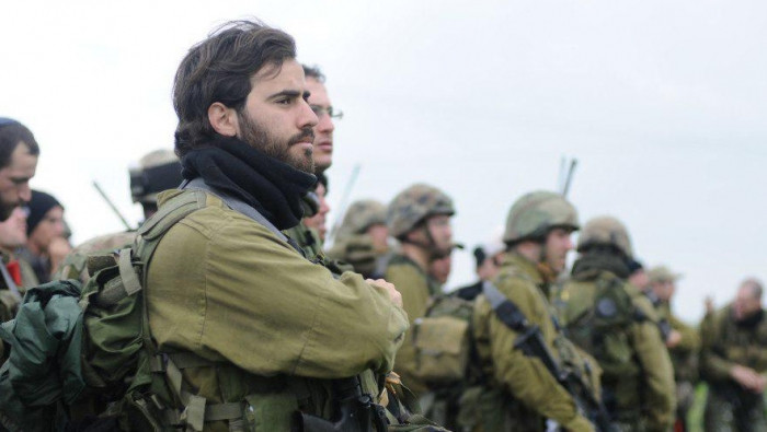 ضباط وجنود إسرائيليون يوقعون ع...