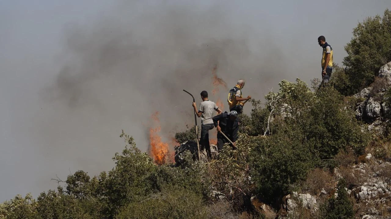 فرق "الدفاع المدني" تخمد حرائق...