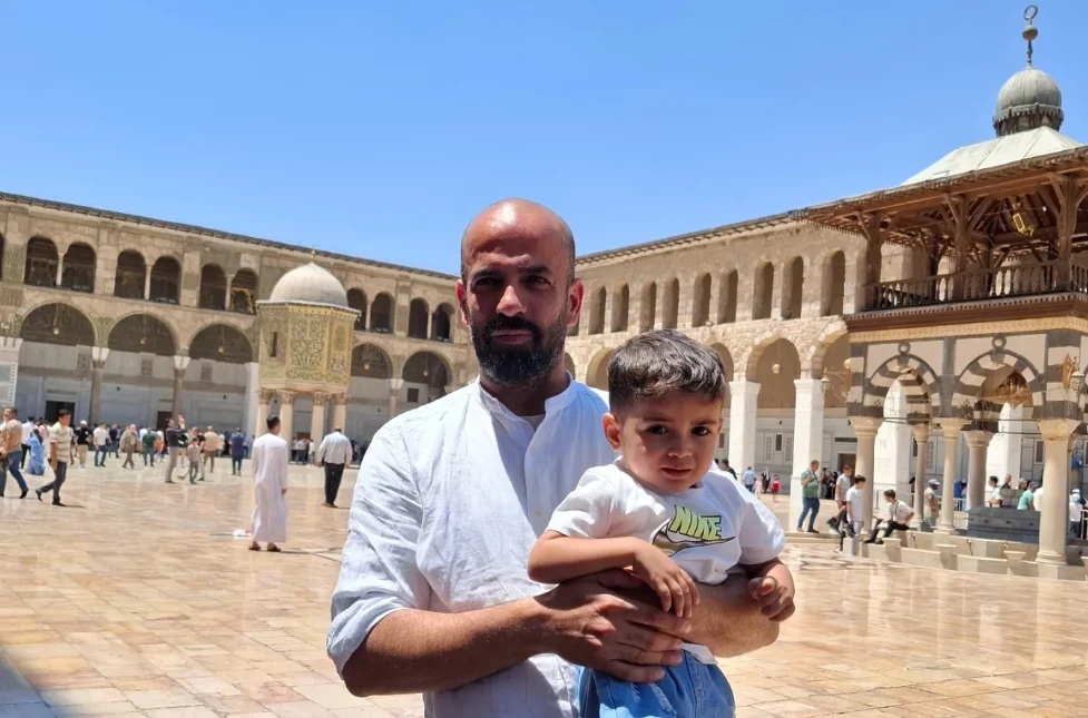 سيدة سورية تناشد الإفراج عن زو...