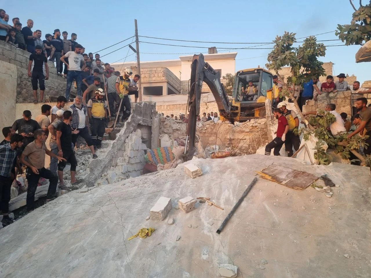 مقتل وإصابة 6 مدنيين إثر انفجا...