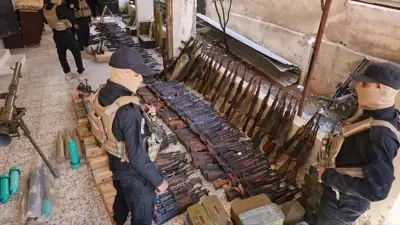 حملة لضبط السلاح تكشف مستودع ذ...