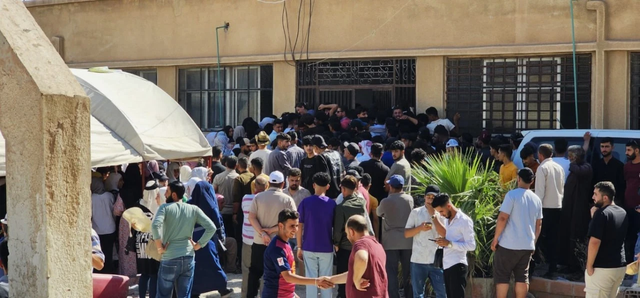 مئات الطلاب يتقدمون لتسجيل لام...