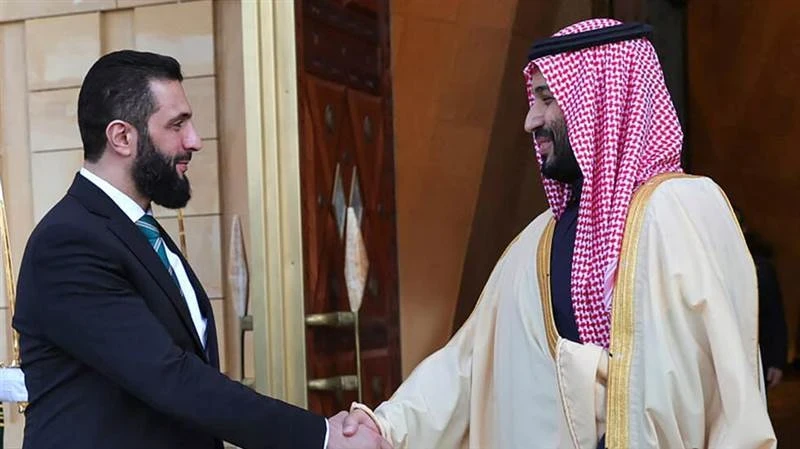 ولي العهد السعودي يبحث تطورات...