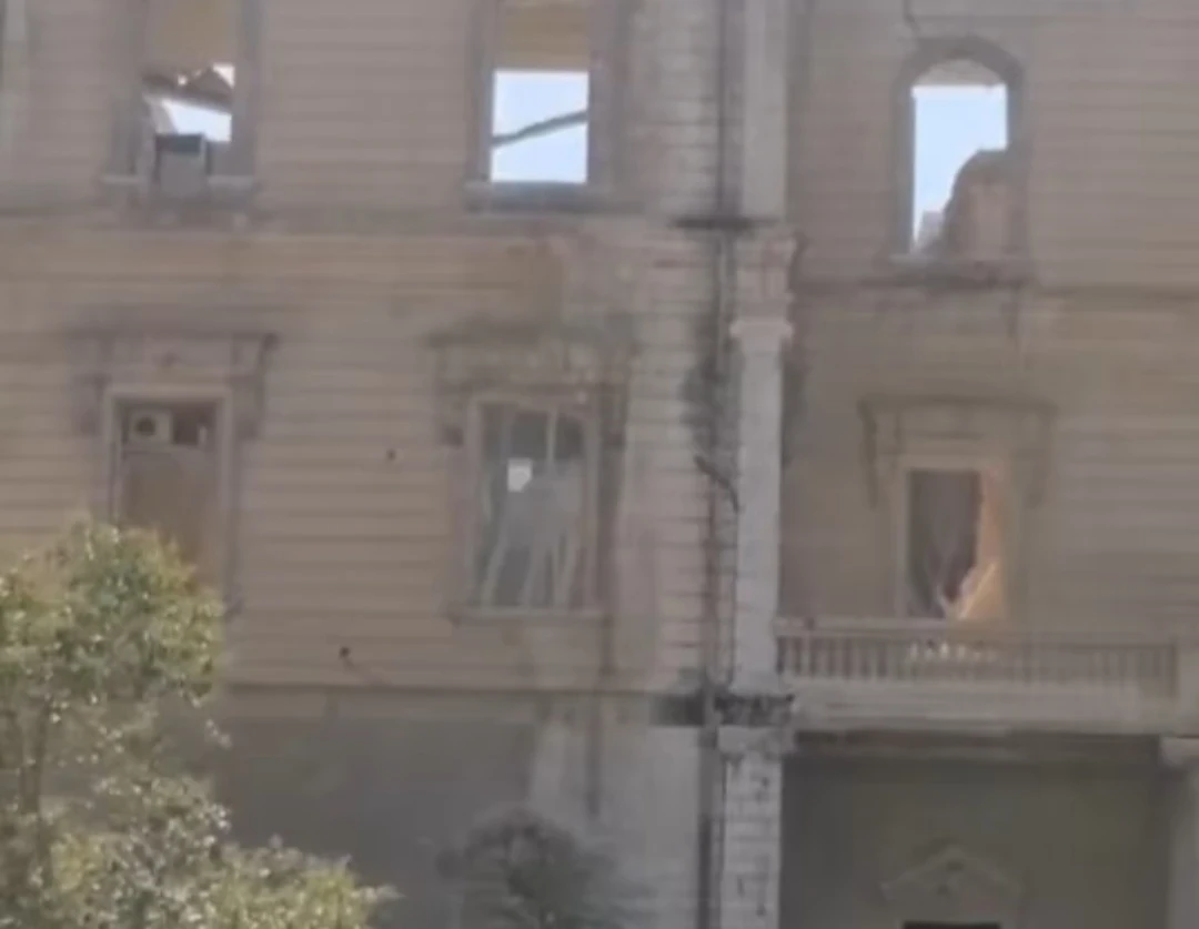 انهيار جزئي في مبنى السرايا بد...
