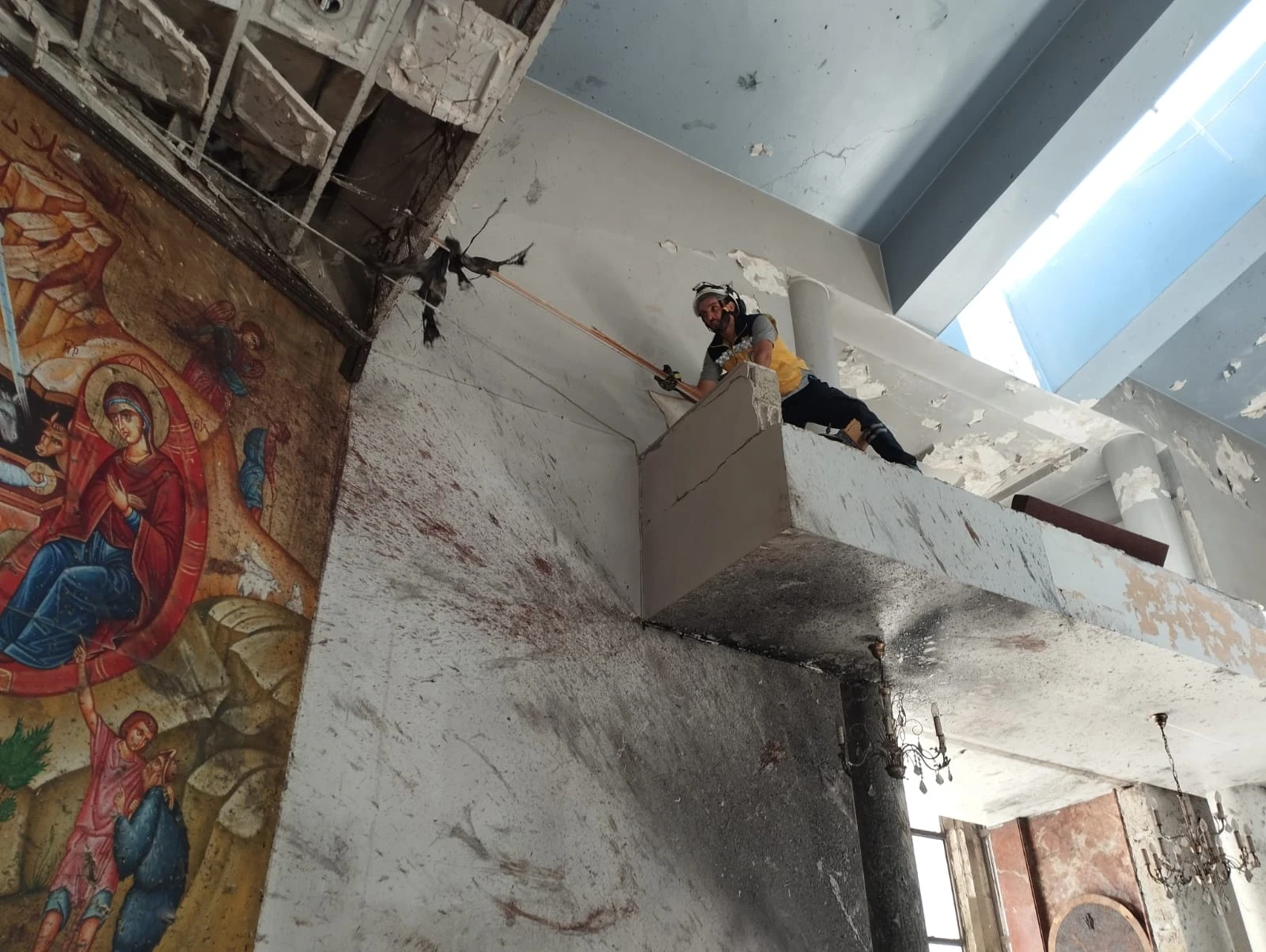 "الدفاع المدني" يبدأ إزالة آثا...