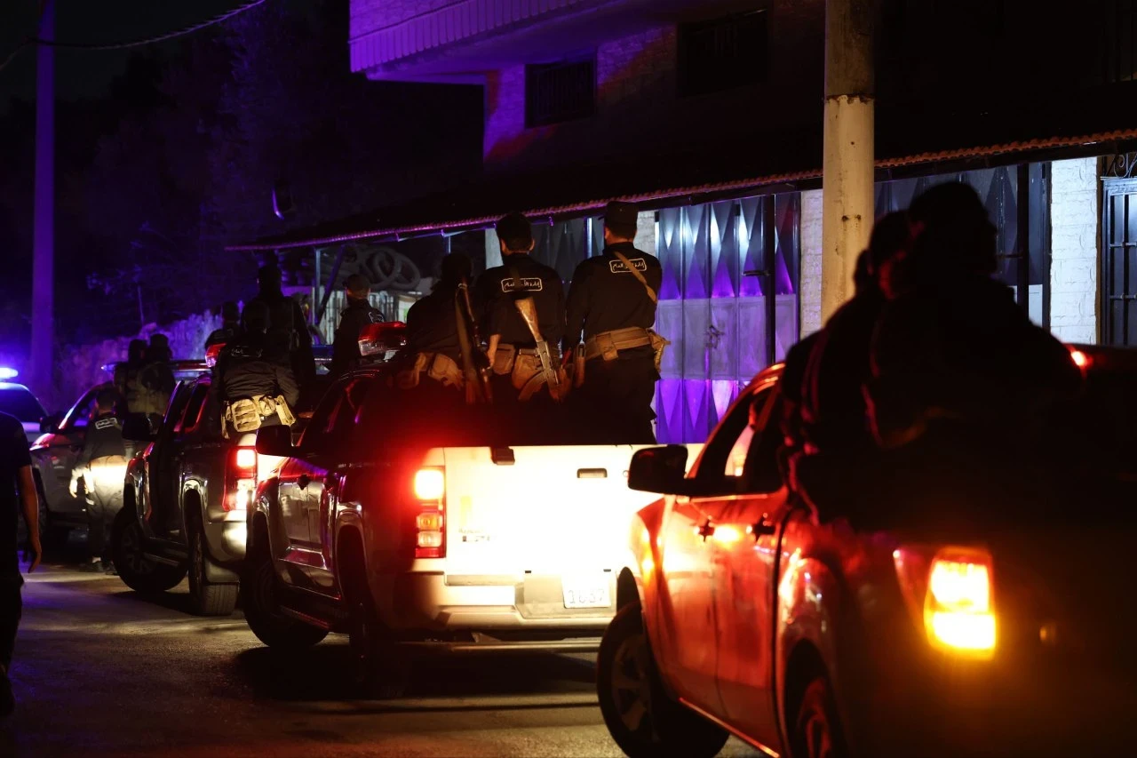 ضبط مستودع أسلحة داخل منزل أحد...