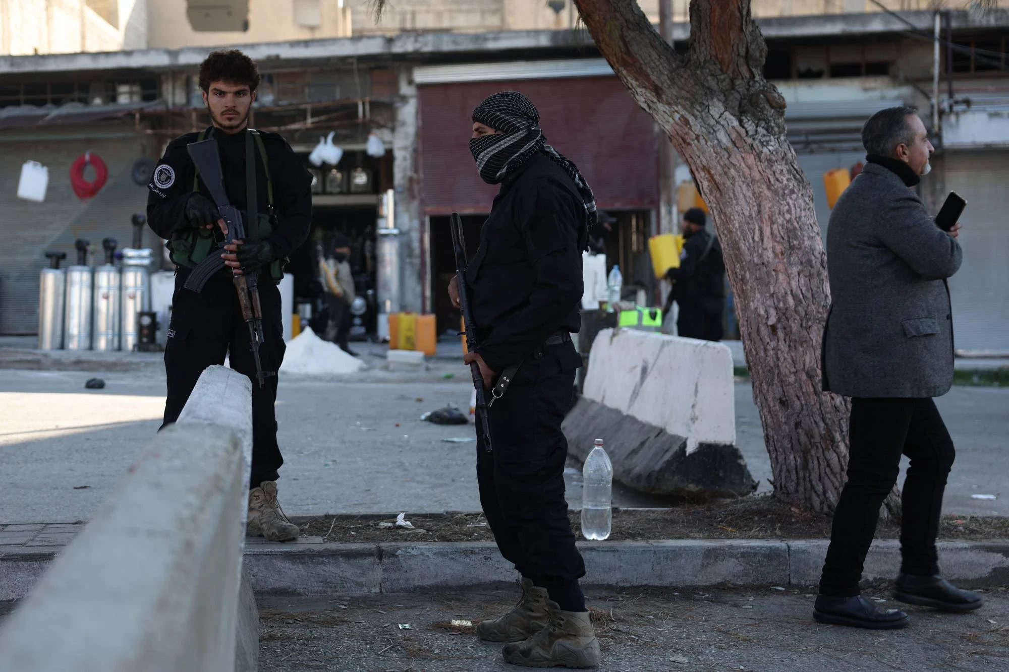 مقتل رجل برصاص مسلحين يرتدون ز...