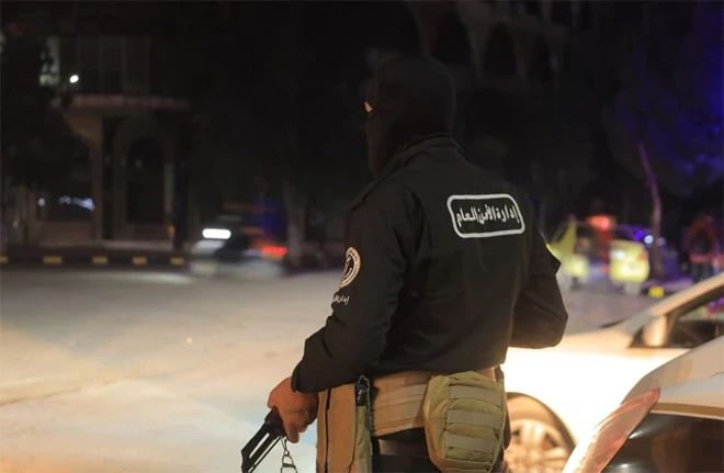 "الأمن العام" يقتل شخصاً ويعتق...