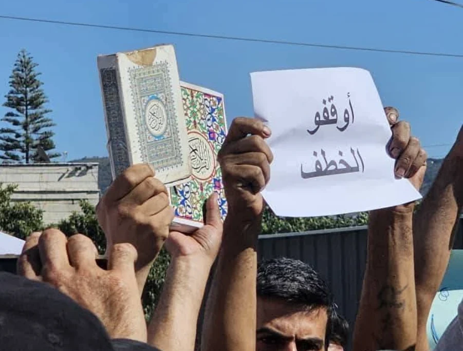 احتجاجات شعبية بريف جبلة تندد...