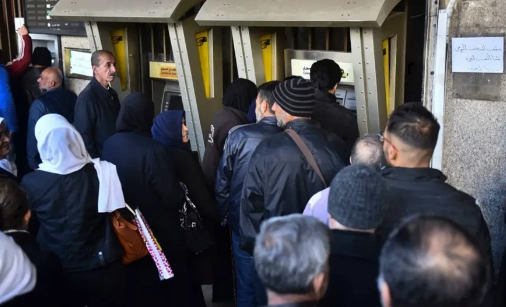 الحكومة تبدأ صرف معاشات المتقا...