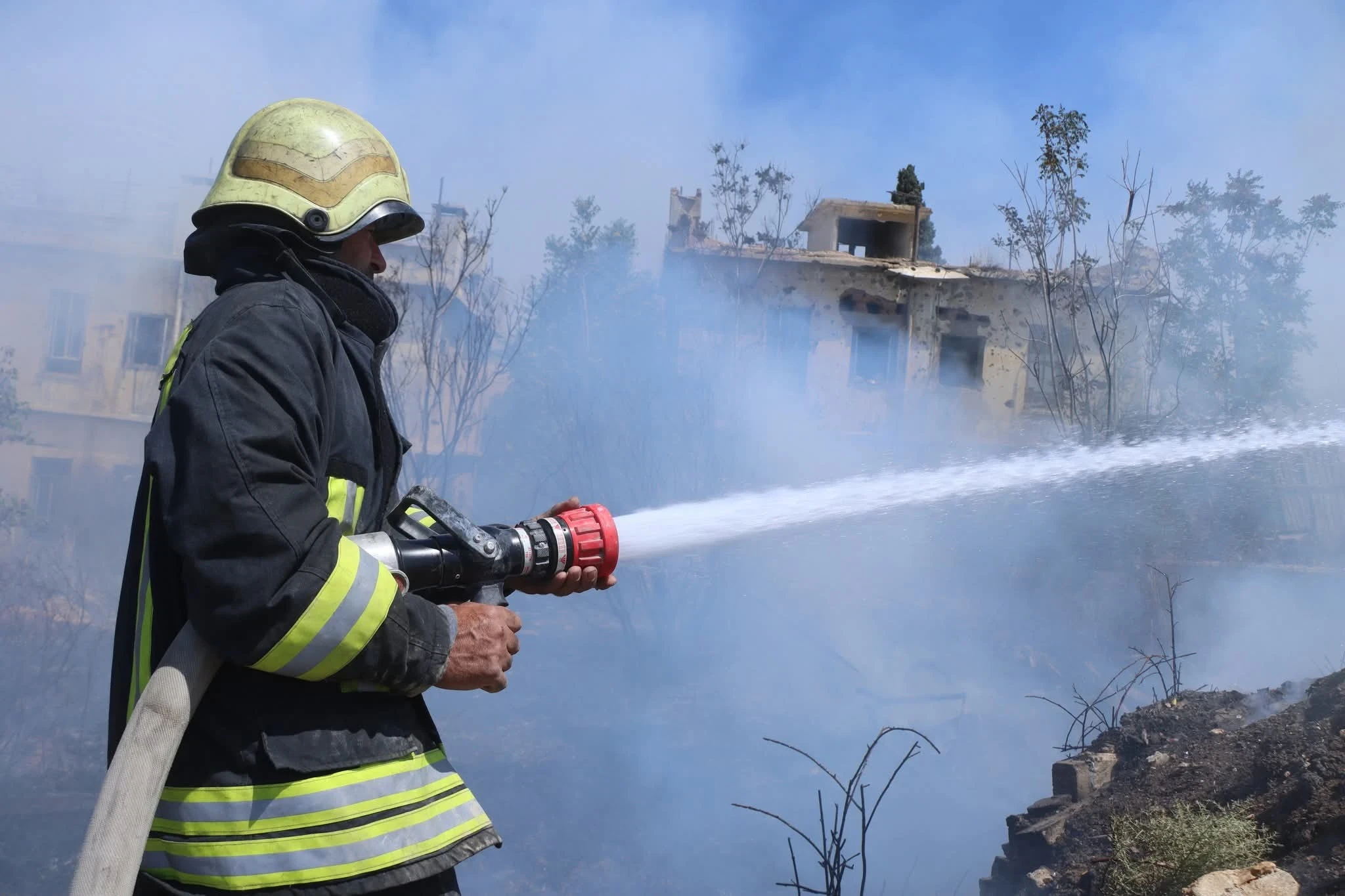 ضبط مجموعة حاولت إشعال حرائق ف...