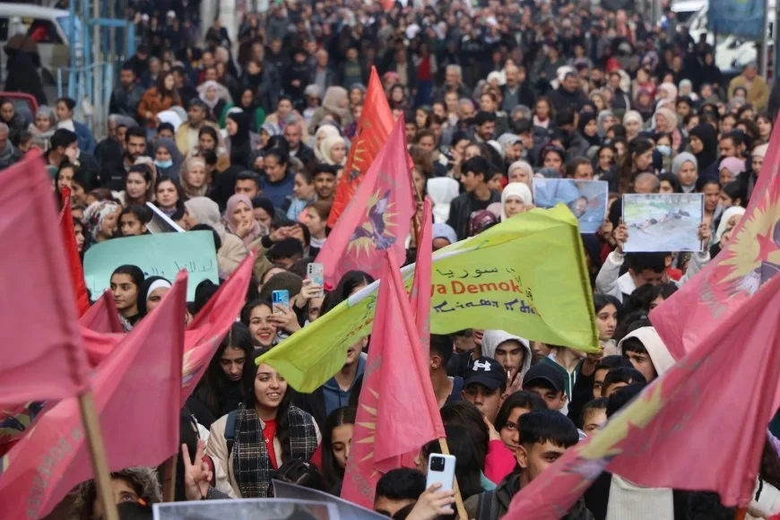 حلب: شبيبة "ب ي د" تتظاهر وتته...
