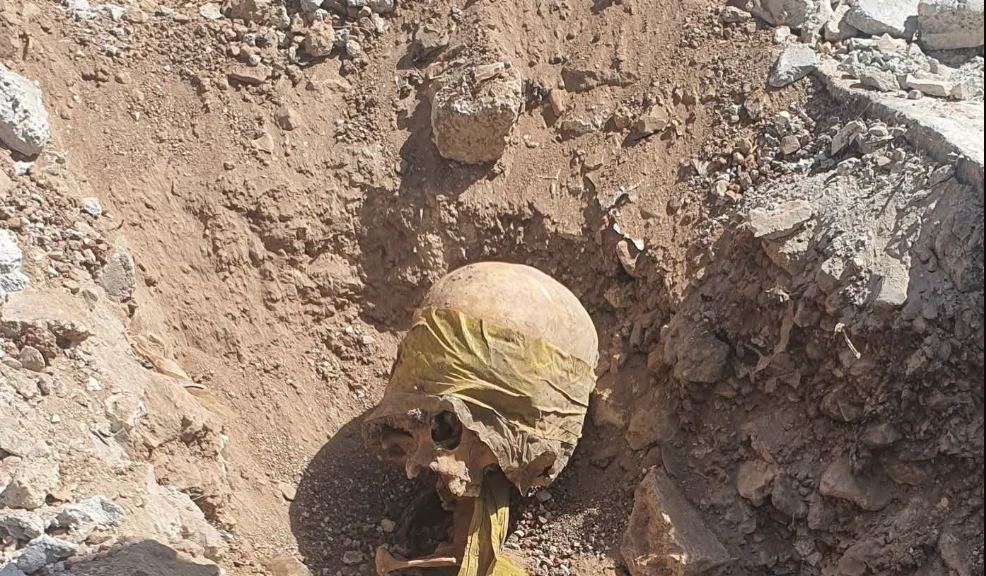 اكتشاف رفات ضحايا بمقبرة جماعي...