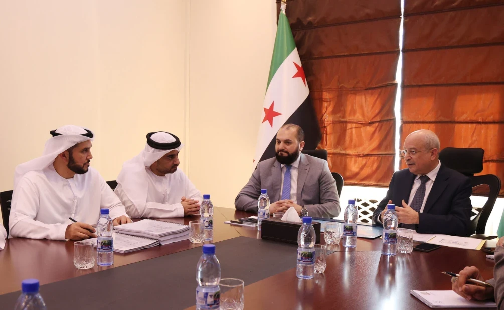 مسؤولون من الحكومة يبحثون إحيا...