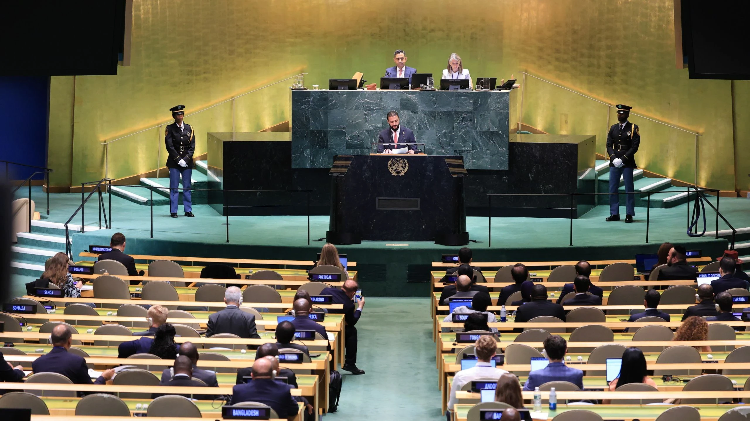 "الشرع" يلقي خطاباً أمام الجمع...