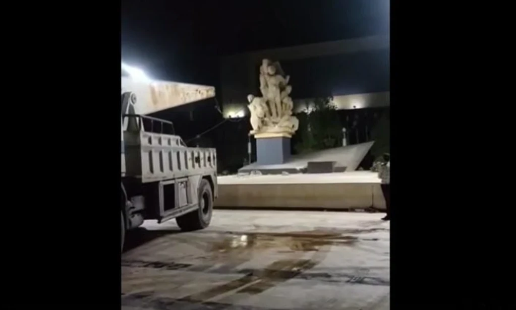 تحطيم تمثال الشهداء في حلب يثي...