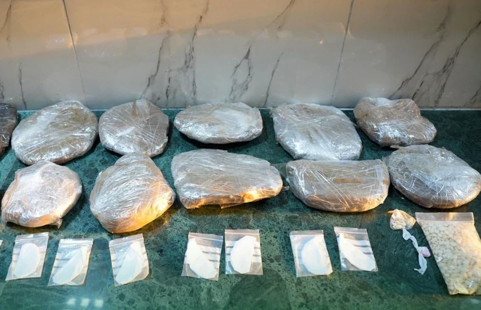 القبض على مهرب وضبط كميات من "...