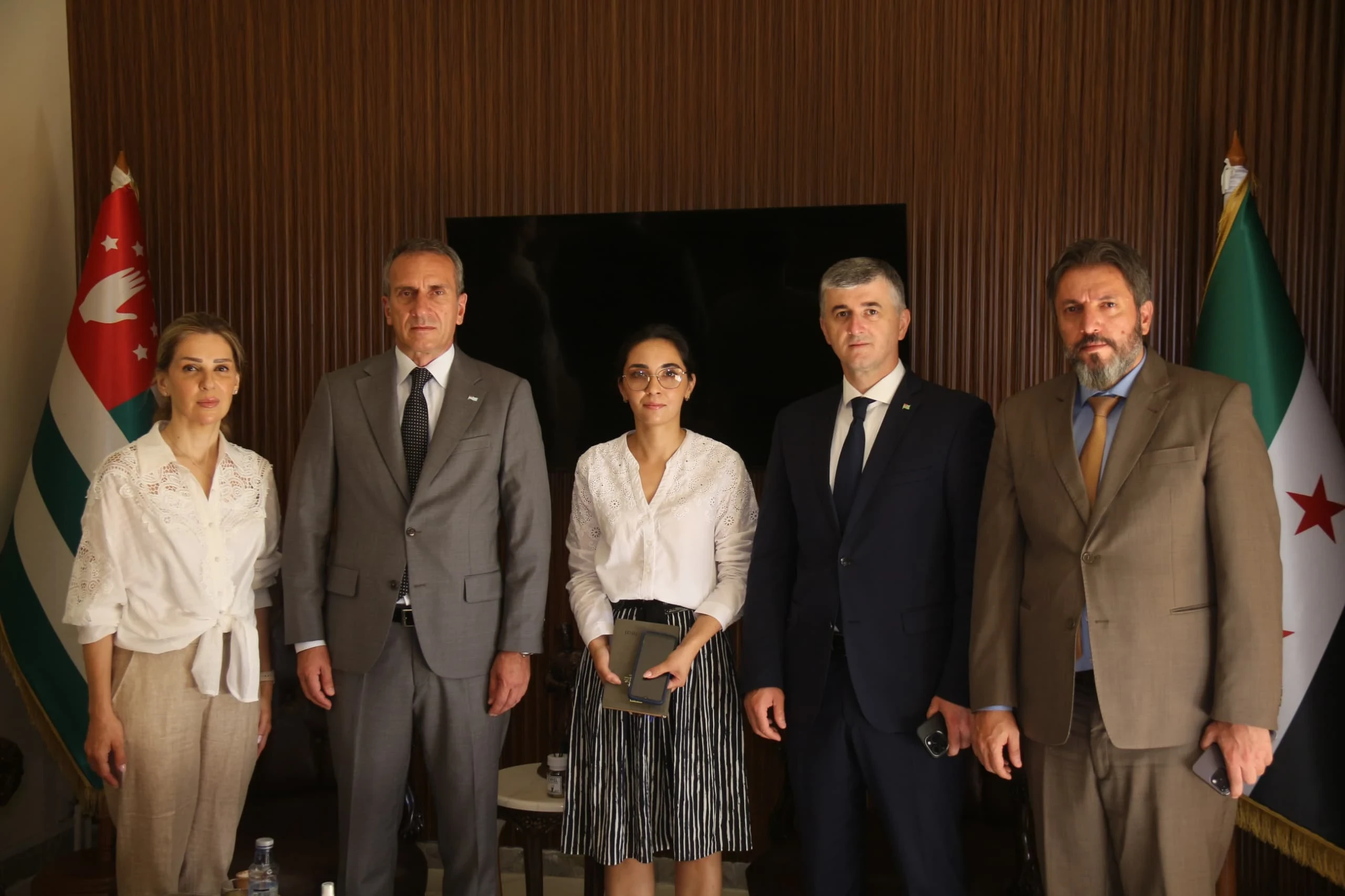 وزير خارجية أبخازيا يكشف تفاصي...