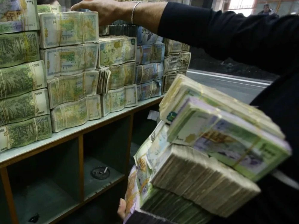 بدء صرف رواتب العاملين والمتقا...